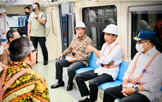 Jokowi coba ulang LRT Jabodebek enak dan nyaman