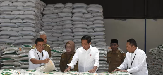 Jokowi menyalurkan bansos beras 10 kaki kepada warga Batavia bagian utara