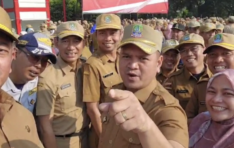 Kisah di Balik Foto ASN Pemkot Bekasi Pamer Jersey Nomor 2: Sebuah Dukungan Atau Pelanggaran